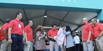 Direktur Utama PT Bank Syariah Indonesia Tbk (BSI) Hery Gunardi (tengah) bersama jajaran direksi berbincang dengan salah satu UMKM di BSI UMKM Festival.