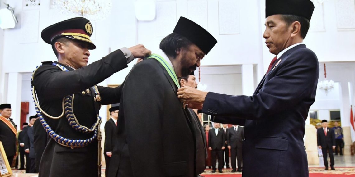 Presiden Joko Widodo menganugerahkan Tanda Jasa dan Tanda Kehormatan Republik Indonesia kepada para tokoh, salah satunya Tanda Jasa Medali Kepeloporan kepada Surya Paloh, di Istana Negara, Jakarta, pada Rabu, 14 Agustus 2024. (Foto: BPMI Setpres)