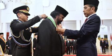 Presiden Joko Widodo menganugerahkan Tanda Jasa dan Tanda Kehormatan Republik Indonesia kepada para tokoh, salah satunya Tanda Jasa Medali Kepeloporan kepada Surya Paloh, di Istana Negara, Jakarta, pada Rabu, 14 Agustus 2024. (Foto: BPMI Setpres)