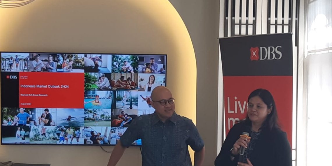 Senior Economist DBS Bank, Radhika Rao (kanan) pada acara paparan ekonomi DBS Bank di Jakarta, Selasa (6/8). (Foto: Steven Widjaja)