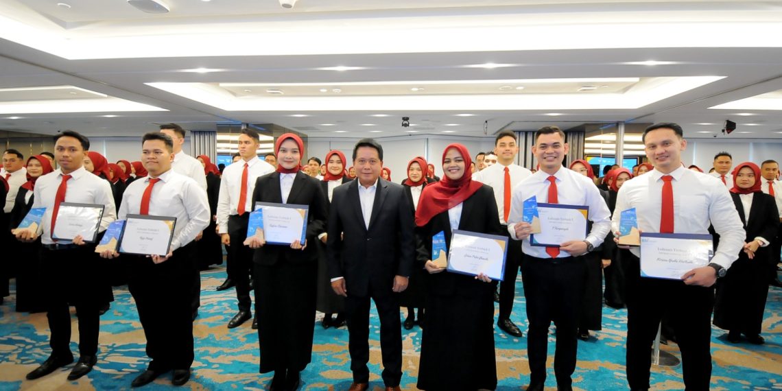 Direktur Utama BSI Hery Gunardi berfoto bersama dengan 151 Officer Development Program (ODP) terpilih yang bersaing ketat dengan lebih dari 13 ribu peserta seleksi periode sejak 2023.