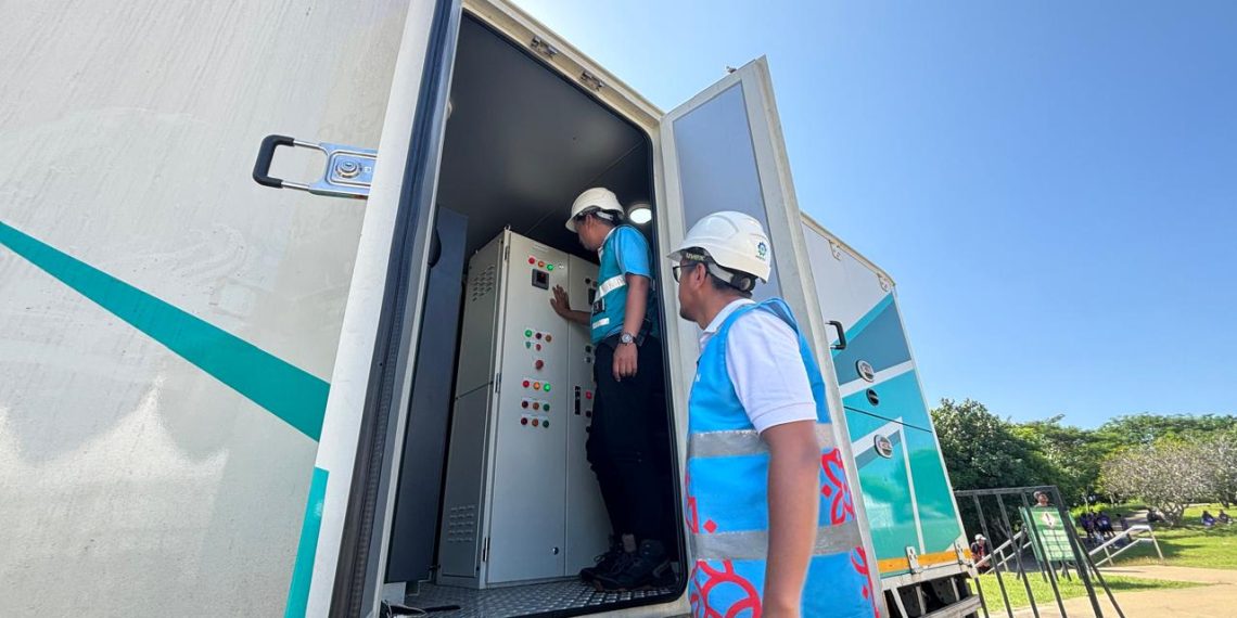 Petugas PLN melakukan persiapan dan pengecekan data pada uninterruptible power supply (UPS) yang akan digunakan dalam mengamankan pasokan listrik acara Indonesia – Africa Forum (IAF) ke–2 di Bali.
