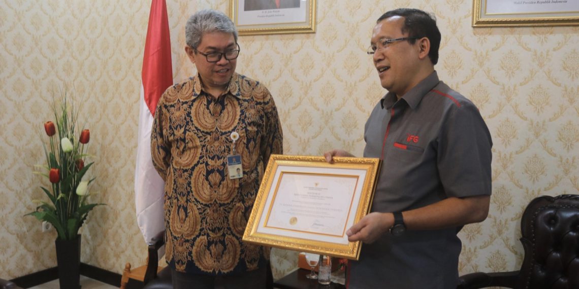 IFG menerima sertifikat Program Kepatuhan Persaingan Usaha dari Komisi Pengawas Persaingan Usaha (KPPU).