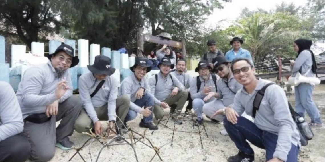Kegiatan transplantasi terumbu karang menggunakan modul "spider web" oleh PHE OSES bekerja sama dengan Balai Taman Nasional Kepulauan Seribu (BTNKpS). ANTARA