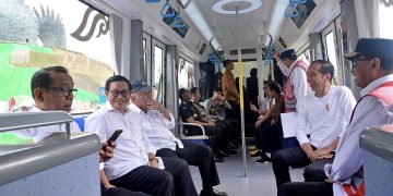 Presiden Joko Widodo (Jokowi) dan para Menteri Kabinet Indonesia Maju mencoba moda transportasi baru yang ramah lingkungan, autonomous rail transit (ART), atau Trem Otonom Nusantara, di Ibu Kota Nusantara, Provinsi Kalimantan Timur, Selasa (13/08/2024). (Foto: BPMI Setpres)