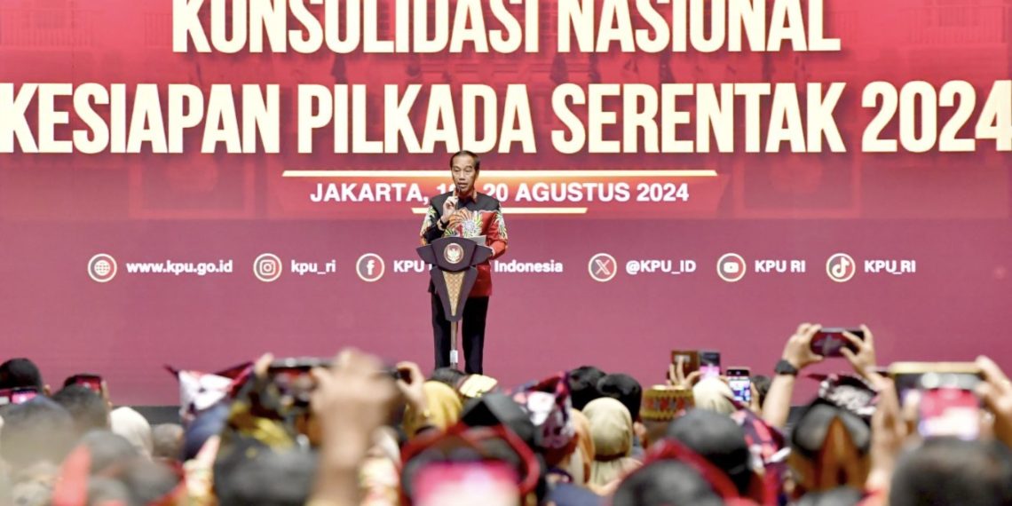 Presiden Joko Widodo menghadiri Rapat Konsolidasi Nasional dalam rangka Kesiapan Pemilihan Kepala Daerah (Pilkada) Tahun 2024, yang digelar di Jakarta Convention Center (JCC), Senayan, Jakarta, pada Selasa, 20 Agustus 2024. (Foto: BPMI Setpres)