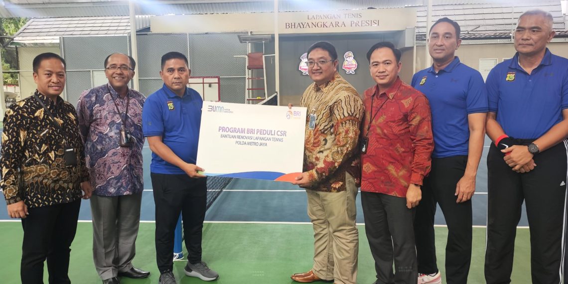 BRI Kanwil Jakarta 2 menyerahkan bantuan Corporate Social Responcibility (CSR) berupa renovasi lapangan tenis Polda Metro Jaya