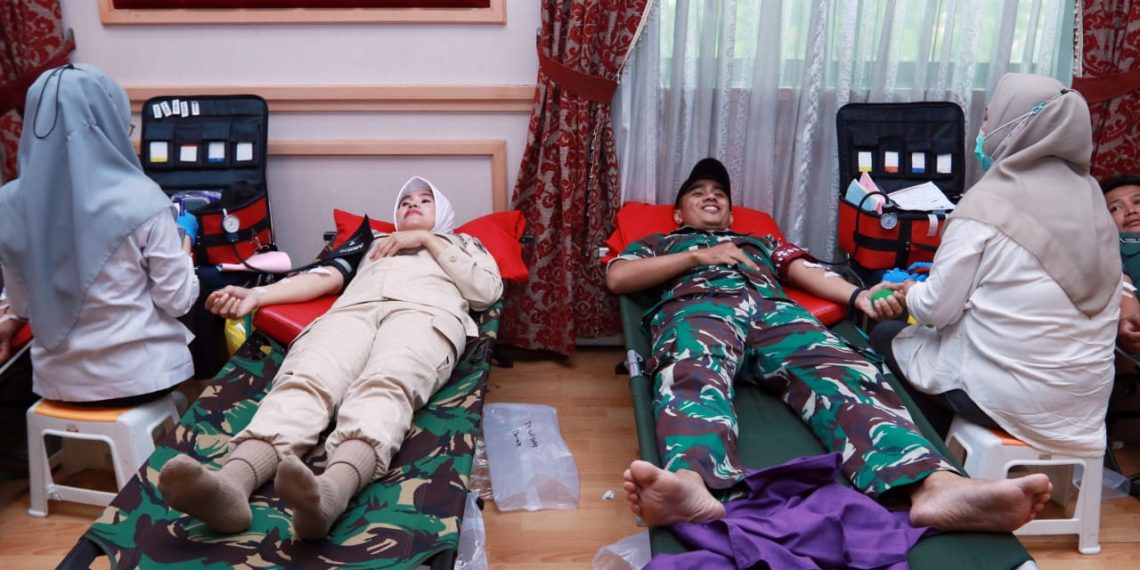 Peserta ASABRI melakukan donor darah