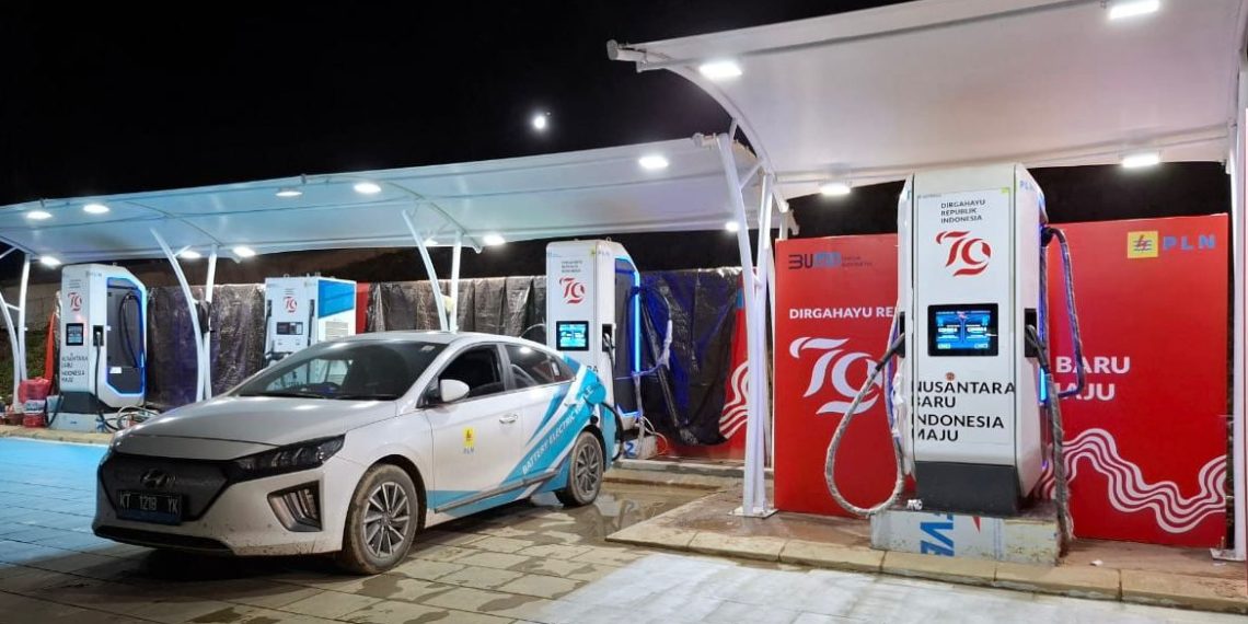 Stasiun Pengisian Kendaraan Listrik Umum (SPKLU) PLN yang berlokasi di Kementerian Sekretariat Negara (Kemensetneg) IKN siap untuk melayani pengisian daya kendaraan listrik selama perayaan HUT RI ke 79 IKN.