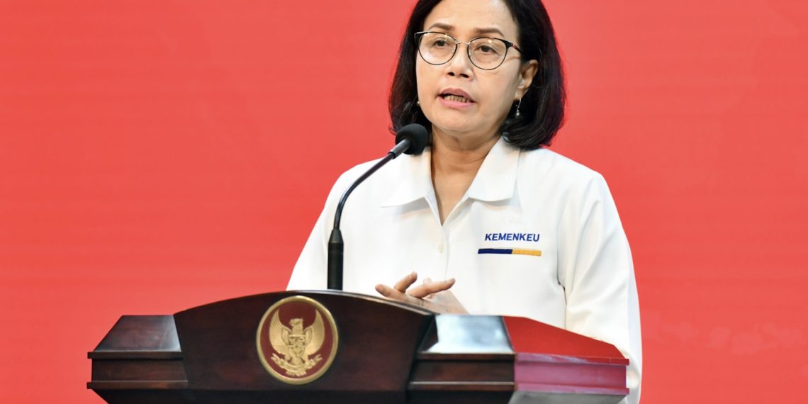 Menteri Keuangan (Menkeu) Sri Mulyani memberikan keterangan pers usai menghadiri rapat terbatas yang dipimpin oleh Presiden RI Joko Widodo (Jokowi) tentang Rencana Kerja Pemerintah, Nota Keuangan, dan RAPBN Tahun 2025, di Kantor Presiden, Istana Kepresidenan Jakarta (foto: Setkab)