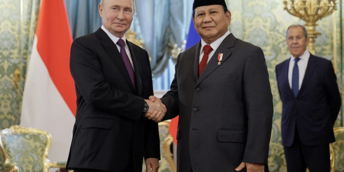 Presiden Rusia Vladimir Putin berjabat tangan dengan Presiden terpilih Indonesia Prabowo Subianto saat pertemuan di Kremlin di Moskow, Rusia 31 Juli 2024