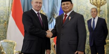 Presiden Rusia Vladimir Putin berjabat tangan dengan Presiden terpilih Indonesia Prabowo Subianto saat pertemuan di Kremlin di Moskow, Rusia 31 Juli 2024