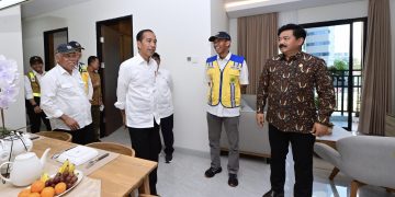 Presiden Joko Widodo (Jokowi) meninjau langsung salah satu tower hunian bagi aparatur sipil negara (ASN) yang berada di Kawasan Ibu Kota Nusantara (IKN), Kabupaten Penajam Paser Utara, Provinsi Kalimantan Timur, Senin (12/08/2024). (Foto: BPMI Setpres)