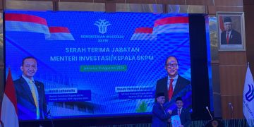 Tangis Bahlil Saat Serahkan Jabatan Menteri Investasi ke Rosan Roeslani