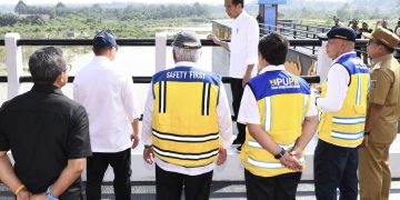Presiden Joko Widodo (Jokowi) beserta rombongan meninjau Bendungan Margatiga, Kabupaten Lampung Timur, Provinsi Lampung, Senin (26/08/2024). (Foto: BPMI Setpres)