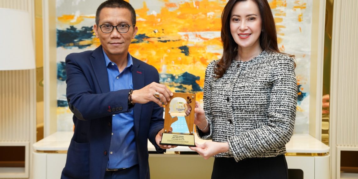 Wakil Direktur Utama Bank Mandiri, Alexandra Askandar (kanan) dengan Wakil Pemimpin Redaksi Infobank Karnoto Mohamad (kiri) (foto: Infobank)