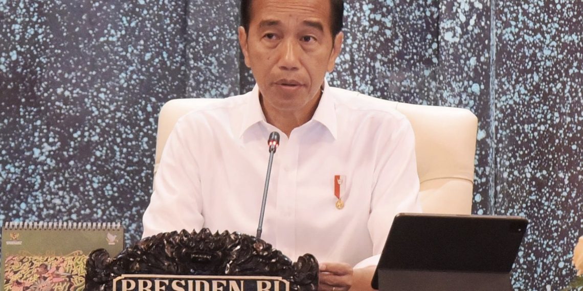 Presiden Joko Widodo (Jokowi) saat memimpin Sidang Kabinet Paripurna (SKP) di Istana Garuda, Ibu Kota Nusantara, Kalimantan Timur, Senin (12/08/2024). (Foto: Humas Setkab)