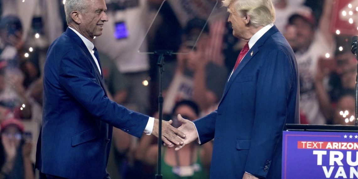Capres Partai Republik, Donald Trump berjabat tangan dengan mantan kandidat presiden independen Robert F. Kennedy Jr. (kiri), selama rapat umum di Glendale, Arizona, AS, 23 Agustus 2024.