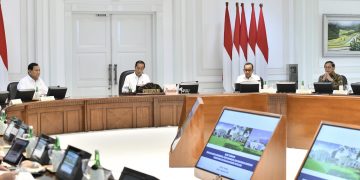 Presiden RI Joko Widodo (Jokowi) memimpin Rapat Terbatas mengenai Rencana Kerja Pemerintah, Nota Keuangan, dan RAPBN Tahun 2025, di Kantor Presiden, Istana Kepresidenan Jakarta, Senin (05/08/2024). (Foto: Humas Setkab)