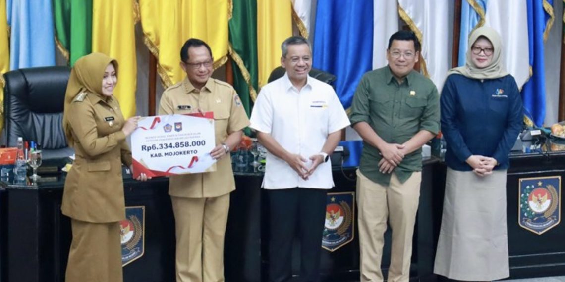 Penyerahan secara simbolis insentif fiskal bagi daerah, pada Rapat Koordinasi Pengendalian Inflasi Daerah Tahun 2024, di Jakarta, Senin (05/08/2024). (Foto: Humas Kemenkeu)