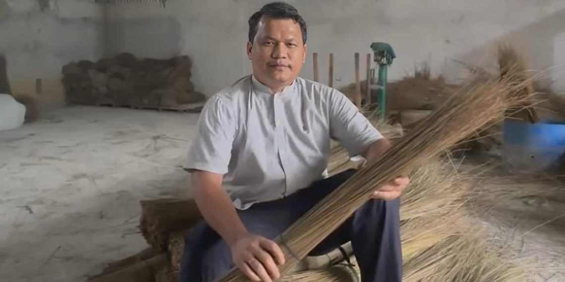 Salah satu eksportir lidi nipah dan lidi sawit asal Indonesia adalah Rianto Aritonang
