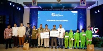 Hefi Siswanto, Sr. Supervisor Klamono Production Operation di Pertamina EP Lapangan Papua memberikan bingkisan kepada anak-anak di Sorong, Papua.