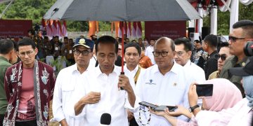 Presiden Jokowi menyampaikan keterangan pers usai peletakan batu pertama (groundbreaking) pembangunan kawasan mixed-use Delonix Nusantara yang berada di kawasan Ibu Kota Nusantara (IKN), Provinsi Kalimantan Timur, Rabu (25/9/2024). (Foto: BPMI Setpres)