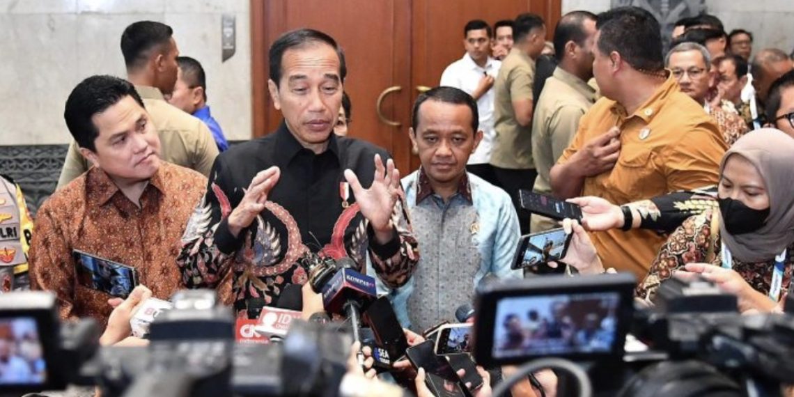 Presiden Jokowi saat menjawam sejumlah pertanyaan awak media