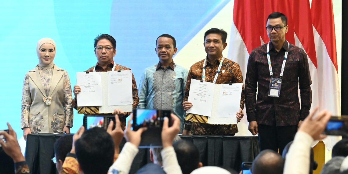 Penandatanganan Consortium Agreement antara PLN Indonesia Power dengan Pertamina Geothermal Energy terkait pengembangan Pembangkit Listrik Tenaga Panas Bumi (PLTP) Ulubelu Binary Unit 30 MW dan PLTP Lahendong Binary Unit 15 MW yang dilakukan oleh Plh.