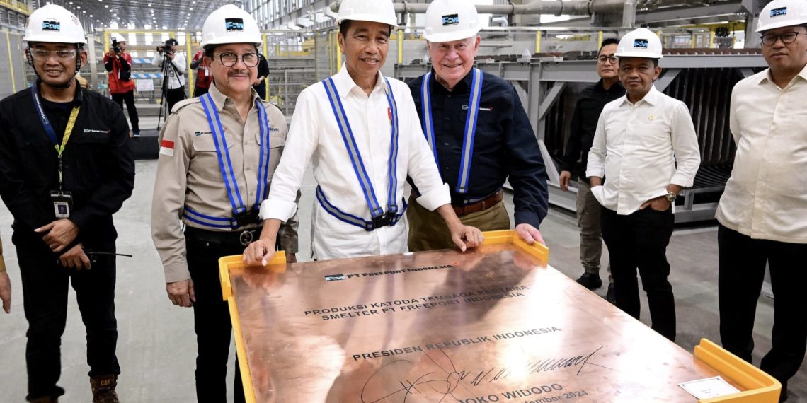 Presiden Joko Widodo (Jokowi) melakukan peninjauan sejumlah fasilitas yang ada di kawasan PT Freeport Indonesia (PT FI), Kabupaten Gresik, Provinsi Jawa Timur,