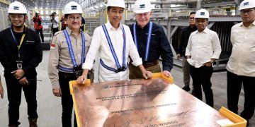 Presiden Joko Widodo (Jokowi) melakukan peninjauan sejumlah fasilitas yang ada di kawasan PT Freeport Indonesia (PT FI), Kabupaten Gresik, Provinsi Jawa Timur,