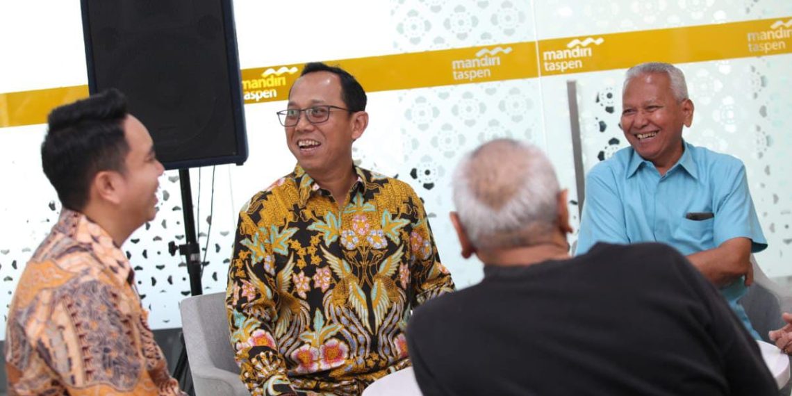 Direktur Utama Bank Mandiri Taspen, Elmamber Sinaga, menyapa langsung nasabah di KCP Rawamangun