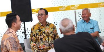 Direktur Utama Bank Mandiri Taspen, Elmamber Sinaga, menyapa langsung nasabah di KCP Rawamangun