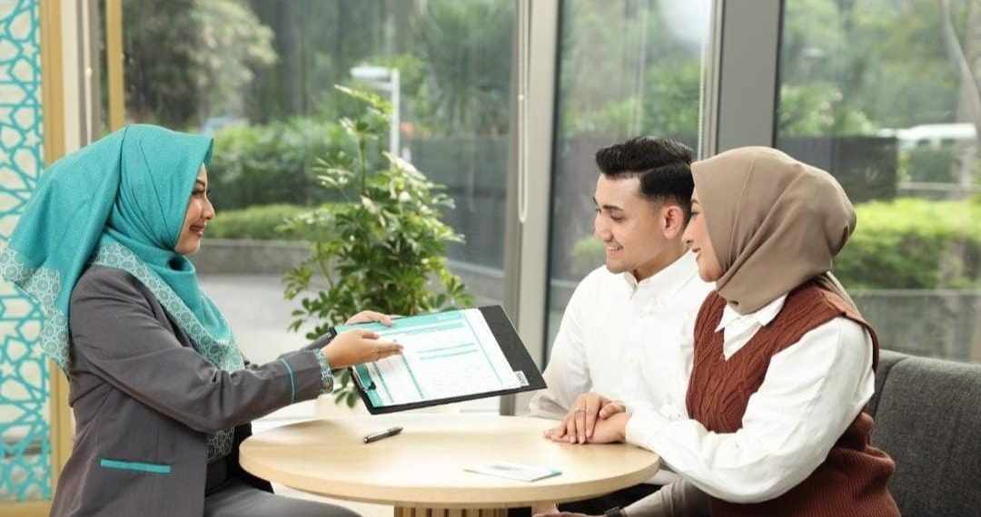 Petugas layanan BSI sedang melayani nasabah di salah satu kantor cabang. Selama September, BSI membuka 504 outlet weekend banking guna optimalisasi layanan kepada nasabah.