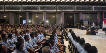 Presiden Joko Widodo (Jokowi) memberikan pengarahan kepada pejabat TNI dan Polri, Istana Negara IKN, Kamis (12/09/2024). (Foto: Humas Setkab)