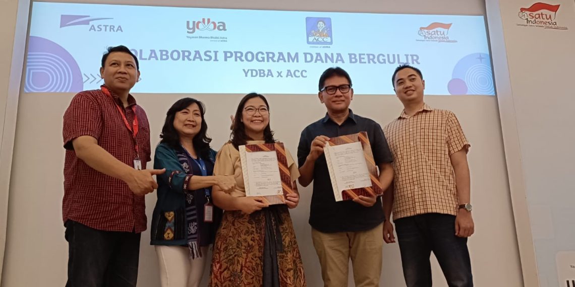 Astra Credit Companies (ACC) menyalurkan modal usaha untuk UMKM binaan Yayasan Dharma Bhakti Astra (YDBA).