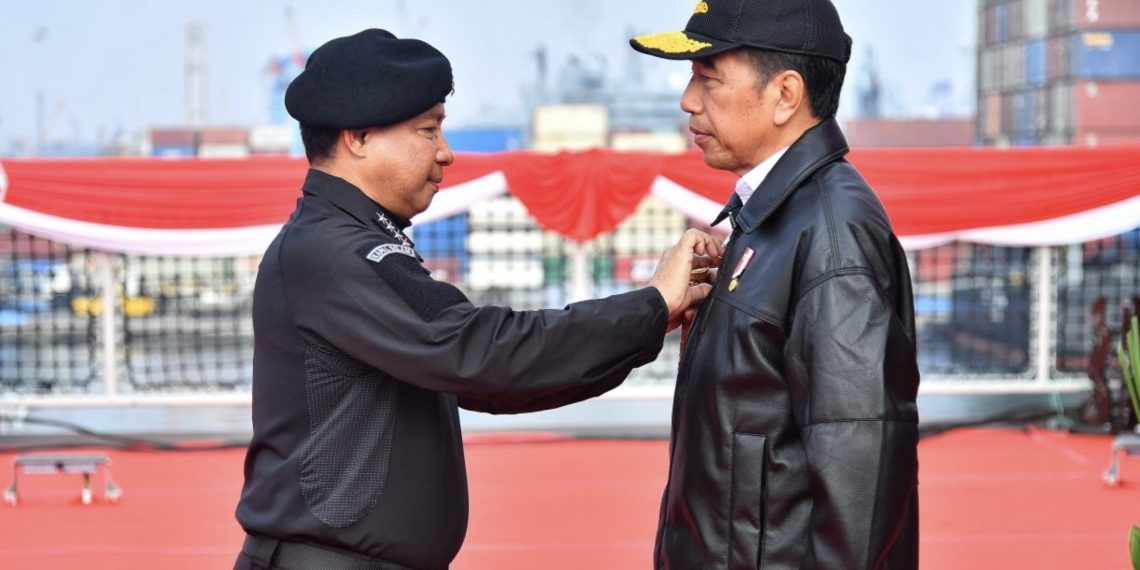 Presiden Joko Widodo menerima penyematan Brevet Kehormatan Hiu Kencana dalam upacara yang digelar di atas KRI dr. Radjiman Wedyodiningrat (RJW-992), pada Sabtu, 28 September 2024. (Foto: BPMI Setpres)