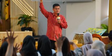 Head of Portfolio Analytical Group PT Bahana TCW Investment Management Budi Hikmat tengah memberikan paparan di kegiatan Goes to Campus yang bertajuk "Literasi Keuangan". Kegiatan tersebut berlangsung di Universitas Trisakti, Selasa (24/09/2024).