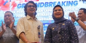 General Manager PHE ONWJ Muzwir Wiratama dan Bupati Indramayu Nina Agustina melakukan seremoni ground-breaking proyek pengembangan Lapangan OO-OX di Indramyau, Kamis (19/9)
