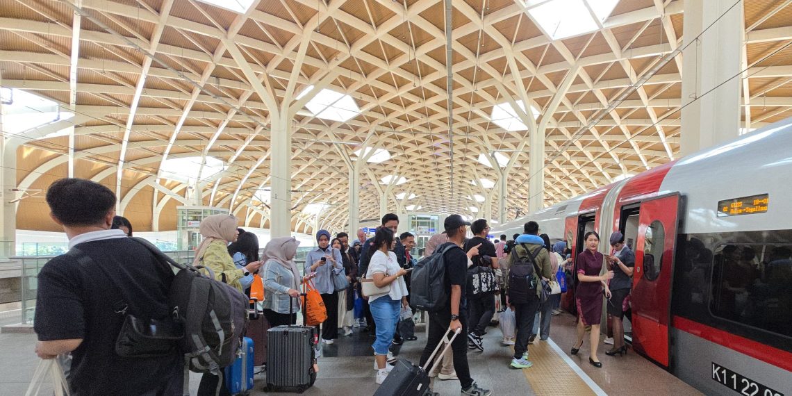 Lonjakan penumpang kereta cepat Whoosj terjadi pada libur panjang keagamaan, Minggu (15/9)
