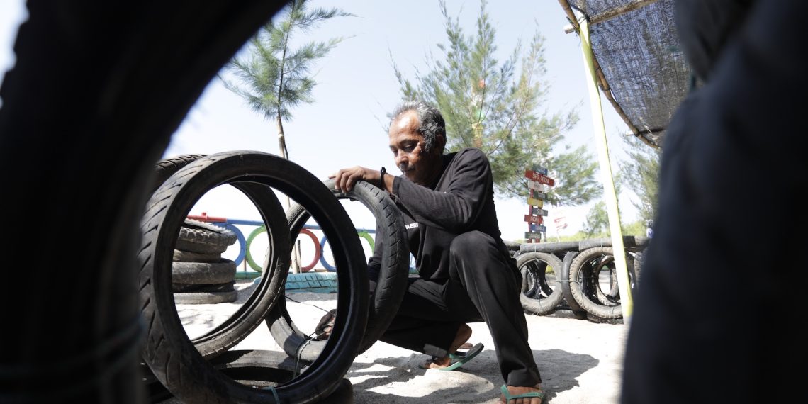 Masyarakat di Pasir Putih sedang membuat Appostraps yang berbahan dasar ban bekas. Selain berbiaya murah, Appostraps juga mudah diduplikasi masyarakat.