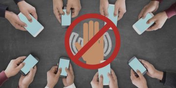 Ilustrasi larangan penggunaan handphone di sekolah bagi siswa