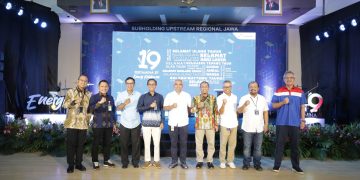 Direktur Utama PT Pertamina EP Wisnu Hindadari (keempat dari kanan), Komisaris Utama PT Pertamina EP Oto Gurnita (keempat dari kiri), Direktur Utama PT Pertamina Hulu Energi Chalid Said Salim (tengah), dan jajaran manajemen Pertamina EP berkomitmen untuk terus berkolaborasi dan berinovasi untuk mencapai target produksi hulu migas.