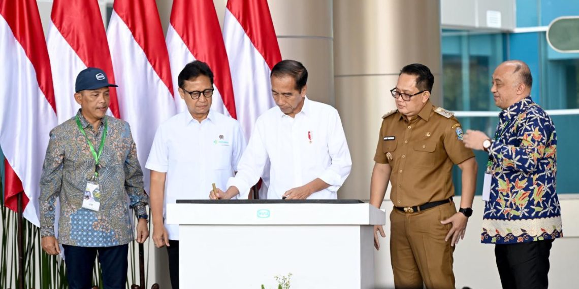 Presiden Joko Widodo (Jokowi) meresmikan proyek WIKA di Jawa Timur, yaitu Rumah Sakit Kementerian Kesehatan (RS Kemenkes) Surabaya