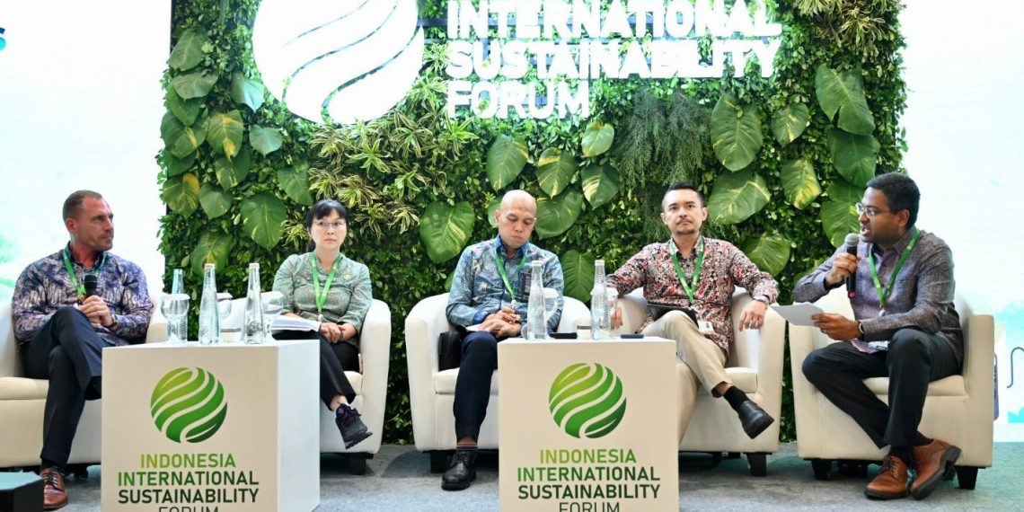 Suasana diskusi panel bertajuk ‘Catalyzing Hydrogen Solutions for a Sustainable World’ pada Indonesia International Sustainability Forum (IISF) 2024.