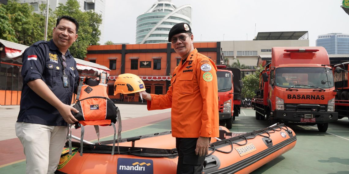 Bank Mandiri Serahkan Bantuan ke Basarnas dan Bentuk Tim Emergency Response