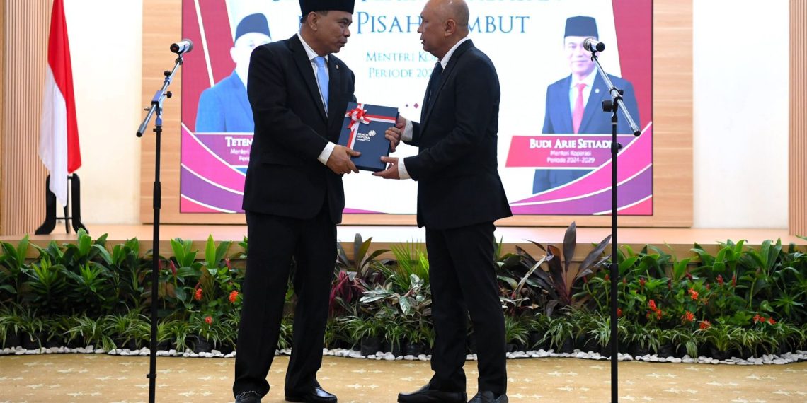 Serah terima jabatan Menteri Koperasi dan UKM periode 2019-2024 Teten Masduki kepada Menteri Koperasi Periode 2024-2029 Budi Arie Setiadi