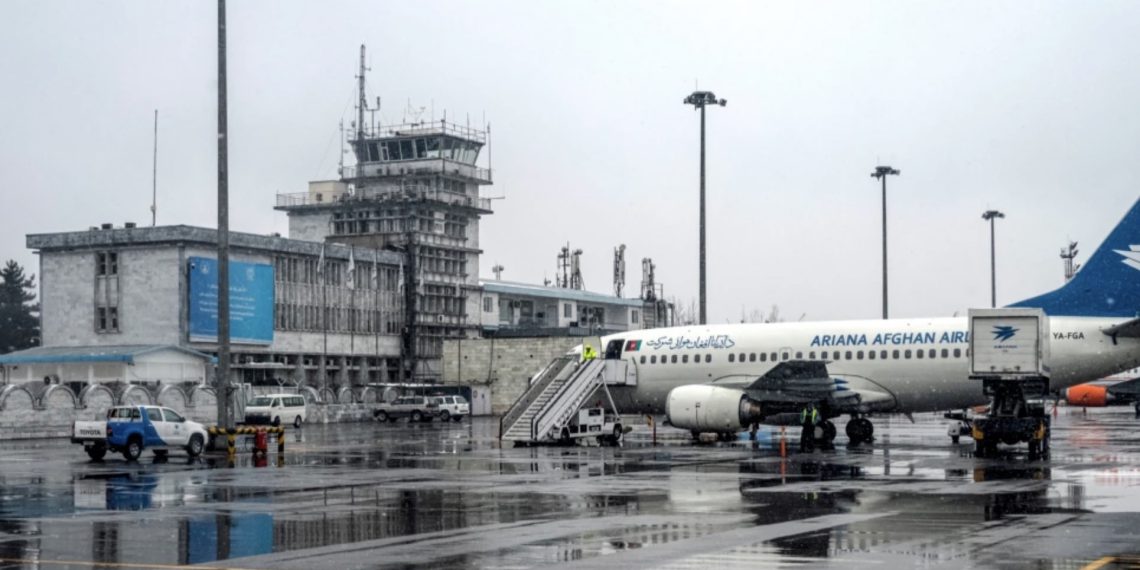 Pesawat tengah parkir di tarmac Bandara Internasional Kabul, di Kabul, Afghanistan,