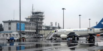 Pesawat tengah parkir di tarmac Bandara Internasional Kabul, di Kabul, Afghanistan,