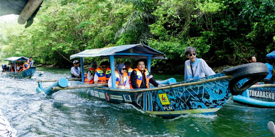 Perahu listrik konversi yang diberikan PLN pada program eco tourism dimanfaatkan oleh pengelola, untuk mobilisasi pengunjung ke area Green Canyon.